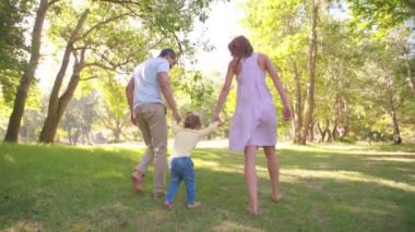 Bir küçük yürümeye başlayan çocuk kız sallanan anne