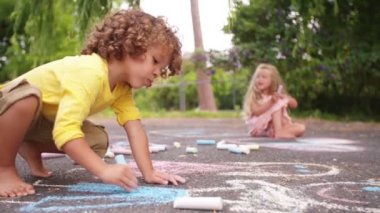 Tebeşir resimler geçit üzerinde çizim çocuklar