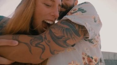 Kız erkek arkadaşı ısırmaya gibi davranarak