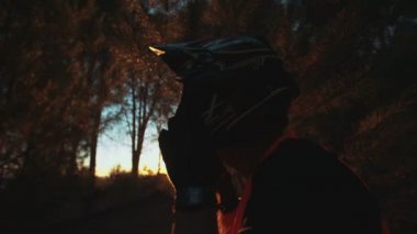 Onun Kaskını çıkar alarak Mountainbiker