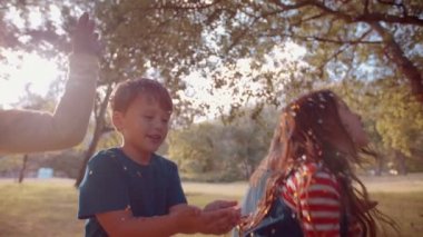 Yakalamaya çalışan çocuklar düşen konfeti