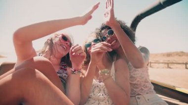 Arabadaki kız arkadaşlar yüksek çakmak