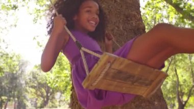 Afro kız şakacı parkta sallanan