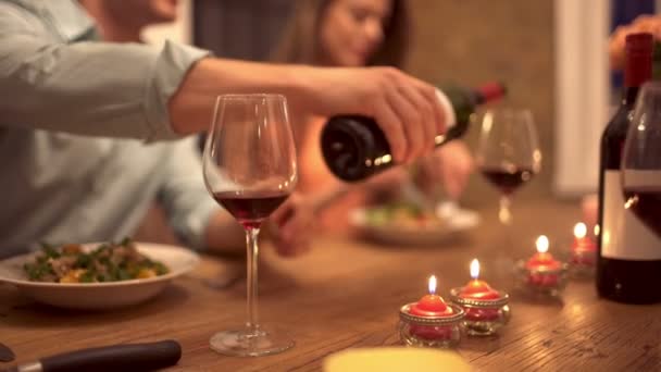 Homme versant du vin lors d'un dîner — Video