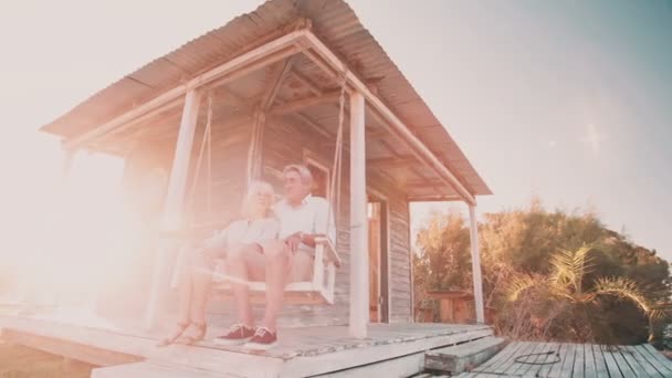 Seniorenpaar hält Hand in Hand auf Veranda — Stockvideo