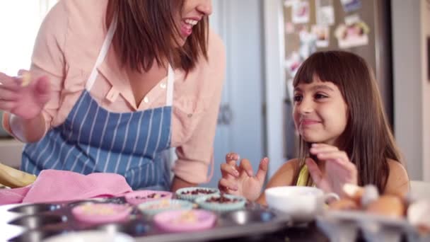 Niña riendo en la cocina con mamá — Vídeos de Stock