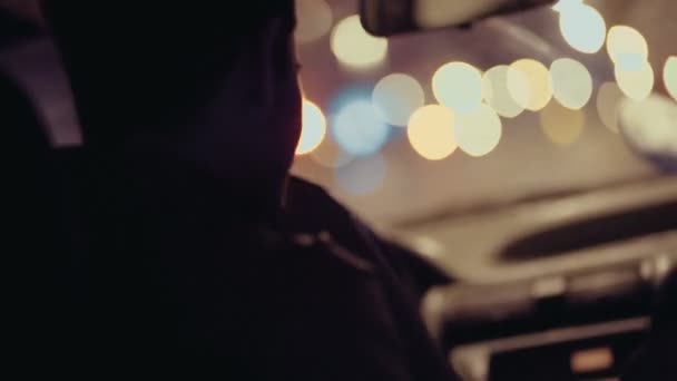 Cara beijando suas namoradas mão em um carro — Vídeo de Stock