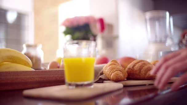 Handen nemen ontbijt — Stockvideo