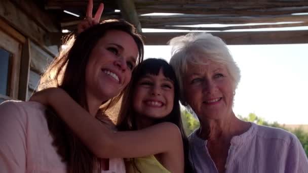 Μικρό κορίτσι με τη μητέρα και τη γιαγιά — Αρχείο Βίντεο