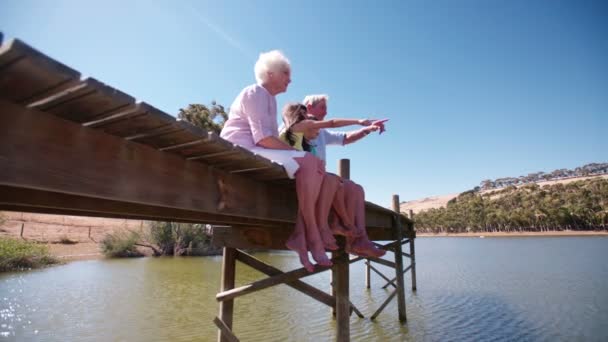 Nietos sentados con abuelos en un embarcadero — Vídeo de stock