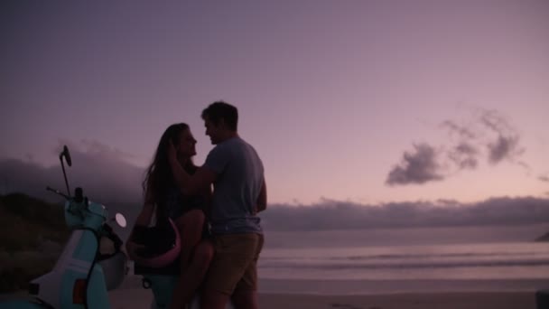 Пара цілується поруч зі своїм скутером — стокове відео