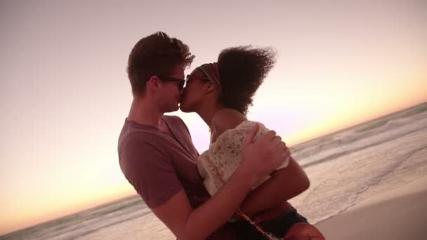 Couple sharing a romantic moment at sunset — Stock Video