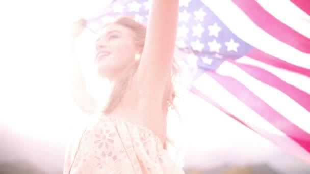 Chica Boho ondeando una bandera americana — Vídeos de Stock