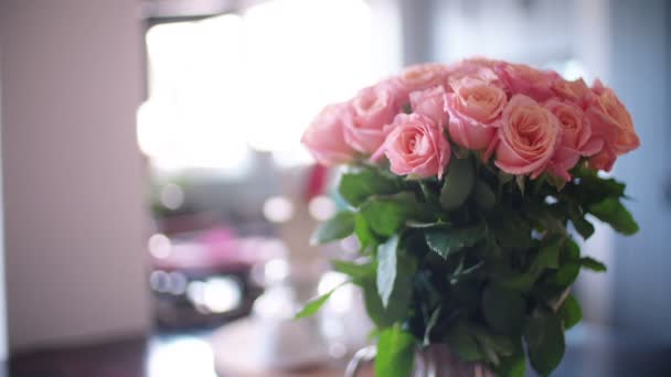 Rosas rosa em um vaso — Vídeo de Stock