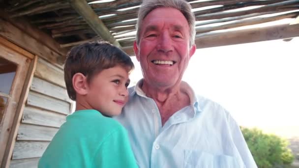 Abuelo y nieto sonriendo y abrazándose — Vídeos de Stock