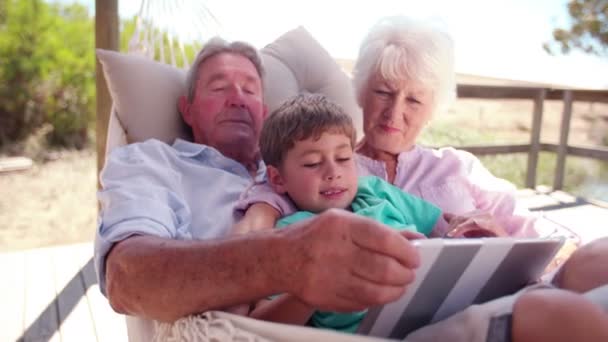 Abuelos y nieto usando una tableta digital — Vídeos de Stock