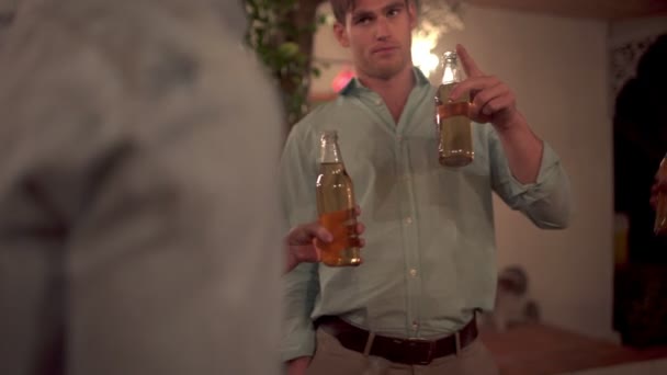 Пара тримає пиво на вечірці на задньому дворі — стокове відео