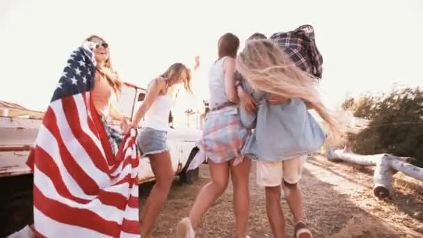 Adolescentes americanos andando com bandeira — Vídeo de Stock