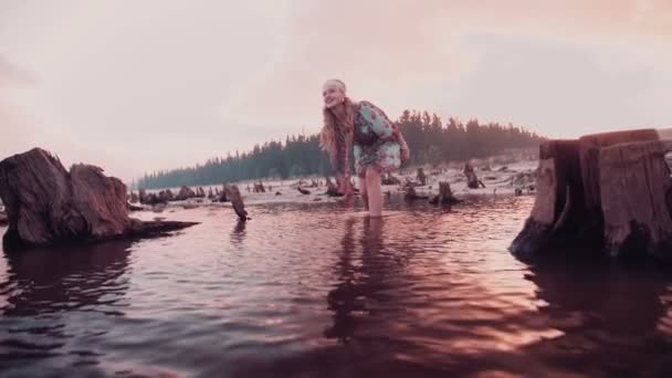 Boho Mädchen beim Wasserspritzen — Stockvideo