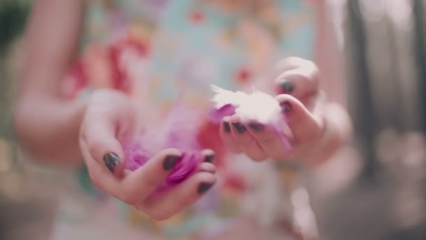 Niña Boho sosteniendo plumas rosas — Vídeo de stock