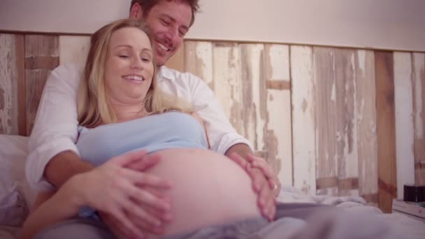 Casal grávida tocando a barriga das esposas — Vídeo de Stock