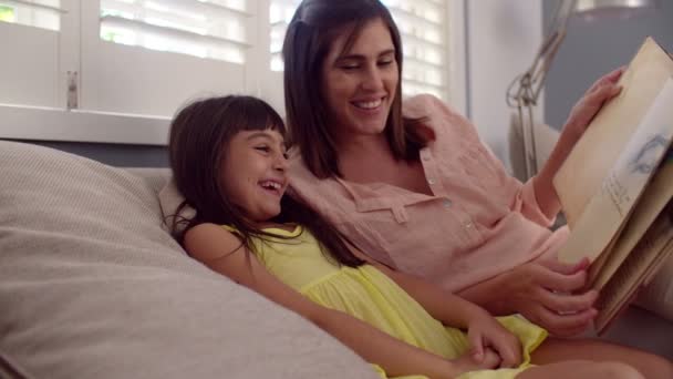 Niña leyendo un libro con mamá — Vídeos de Stock