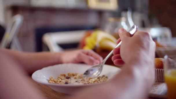 Mannen äter flingor till frukost — Stockvideo