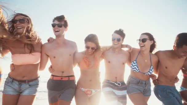 Přátele a Pochodovat společně na pláži — Stock video