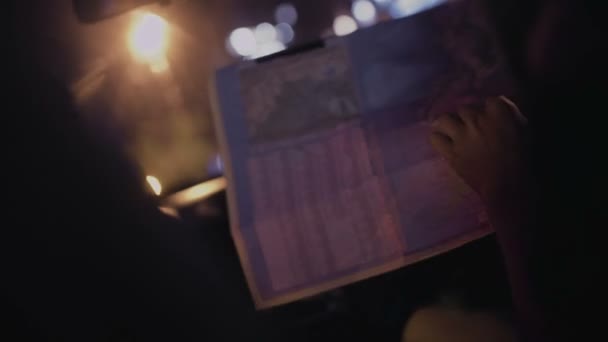 Mujer leyendo mapa en coche de conducción — Vídeo de stock