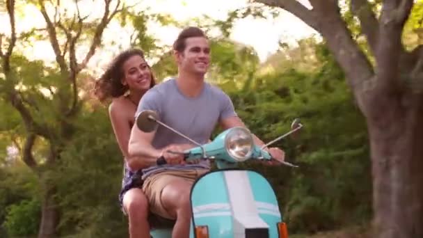Пара влюбленных в дорожное путешествие на скутере — стоковое видео