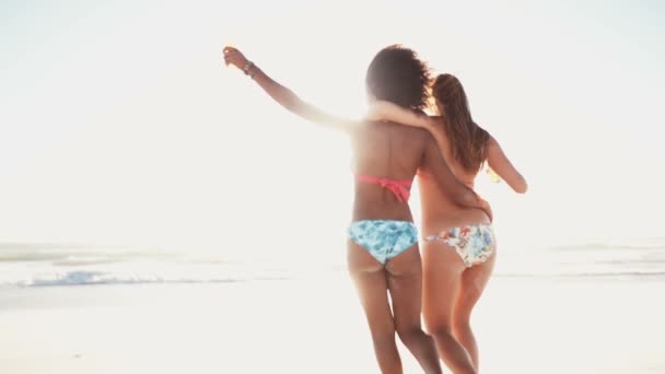 Afro chica y su amigo caminando en la playa — Vídeos de Stock