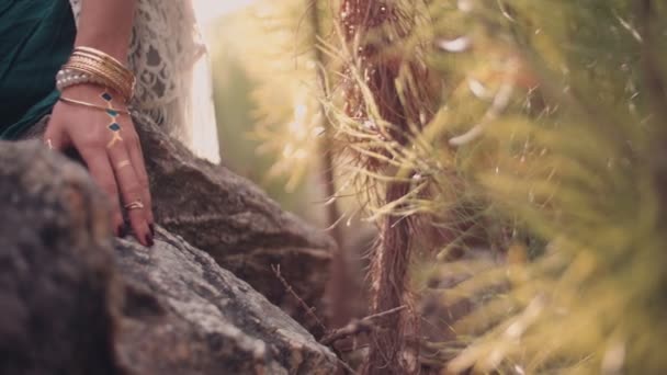 Жінки рука з ювелірними виробами в стилі бохо — стокове відео