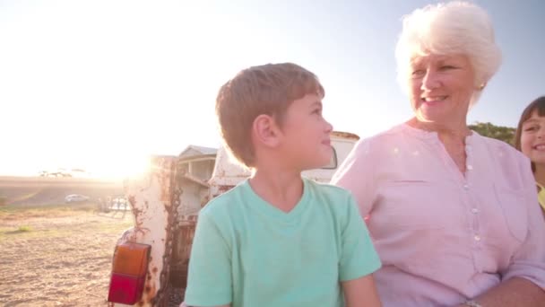 Grootouders met hun kleinkinderen op pick-up truck — Stockvideo