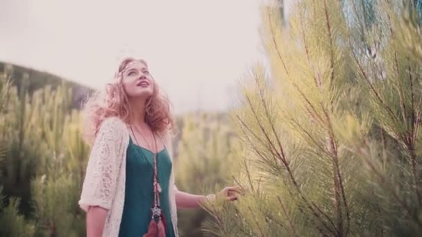 Boho ragazza a piedi su un sentiero natura — Video Stock