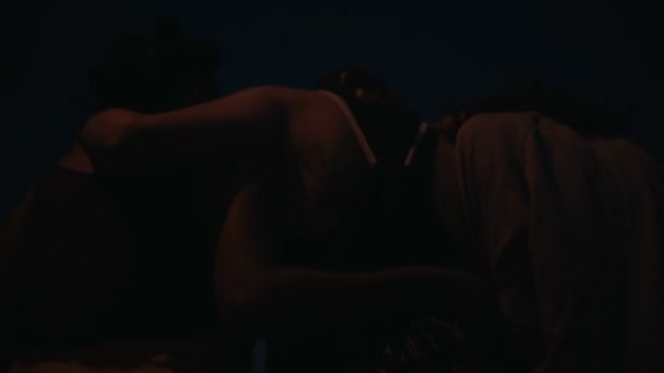 Amis marchant la nuit dans un cadre urbain 