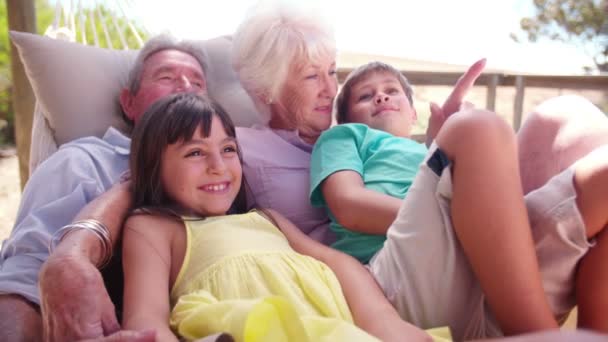 Prarodiče s vnoučaty v houpací síti — Stock video