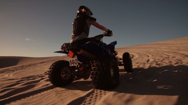 Quad vélo étant conduit en montée — Video