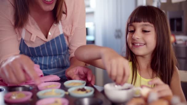 Tjej dekorera cupcakes med mamma — Stockvideo