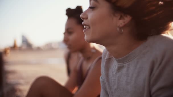 Adolescentes amigos sentados em uma parede do porto — Vídeo de Stock