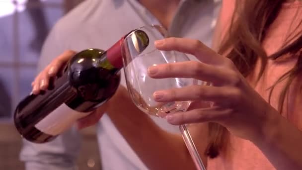 Женщина наливает вино в бокал — стоковое видео