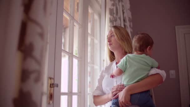 Mãe com seu menino em casa — Vídeo de Stock