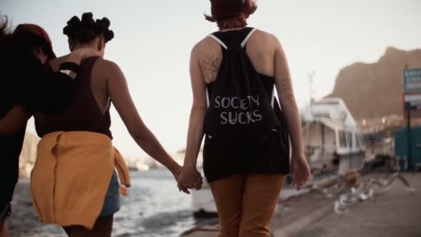 Mädchen spazieren gemeinsam durch den Hafen — Stockvideo