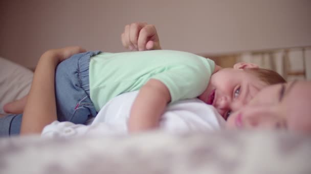 Matka s chlapeček na postel — Stock video