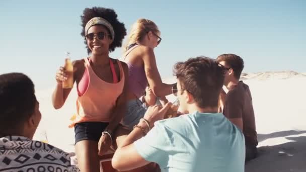 Афродевушка висит с друзьями на пляже — стоковое видео