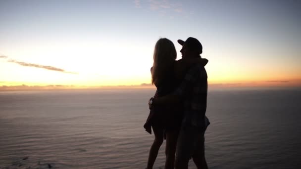 Романтична пара обіймає гору — стокове відео