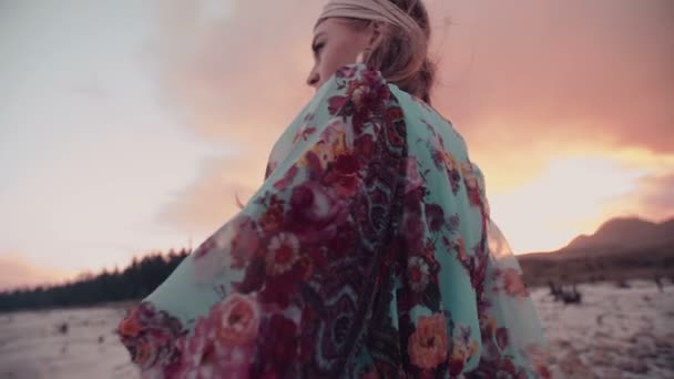 Boho meisje dansen in bloemen jurk — Stockvideo