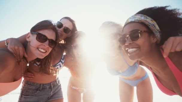 Vrienden op het strand poseren voor een foto — Stockvideo