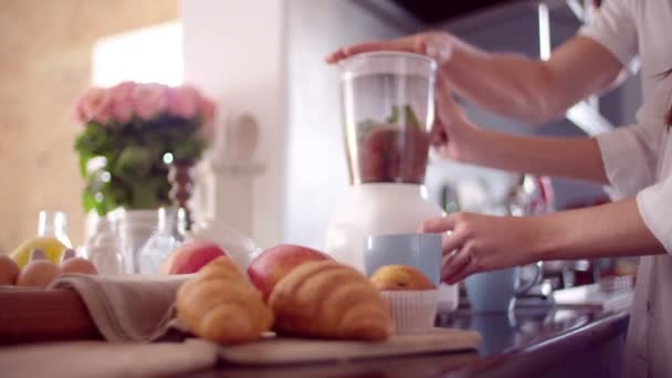 Adam bir kahvaltıda meyve suyu hazırlama — Stok video