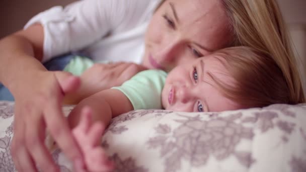 Menino com a mãe na cama — Vídeo de Stock