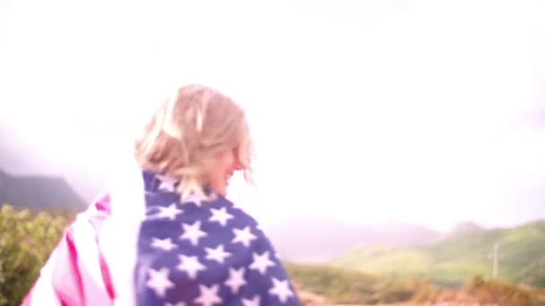 Meisje met een Amerikaanse vlag op platteland — Stockvideo